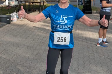 Ilse Röth gewinnt Altersklasse beim Bokeler Straßenlauf